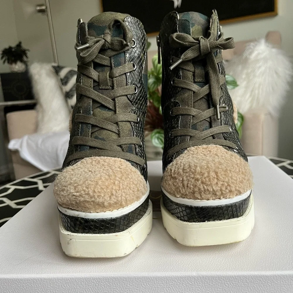 JESSICA SIMPSON Women's Meliney Cozy Lug Sole Wedge Sneaker Booties